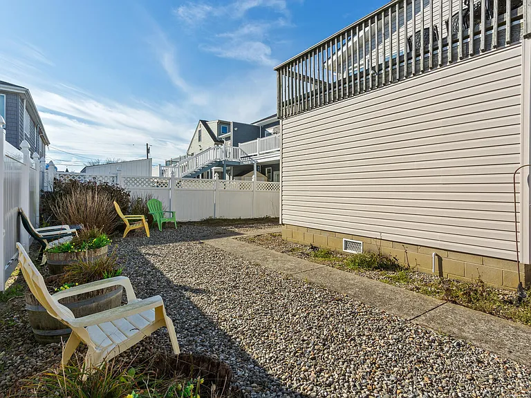 606 W Beach Ave — Photo 46