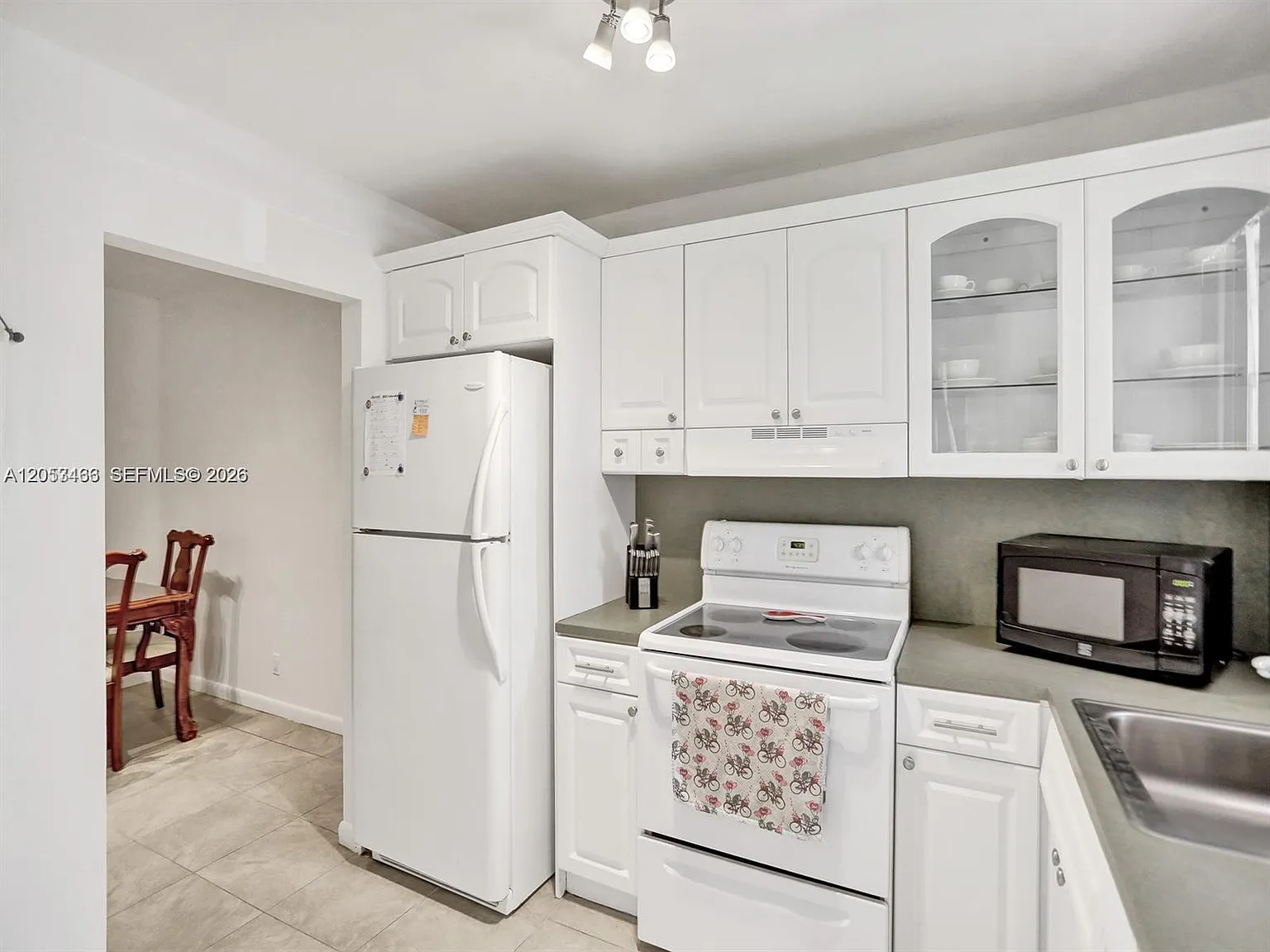 University Manors Condo N — Photo 2