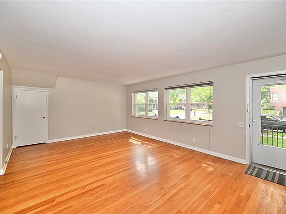 3rd image of 1190 Moorlands Dr