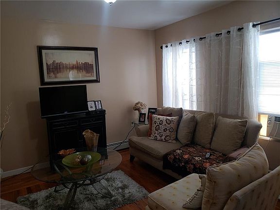 5th image of 190 Narragansett Ave