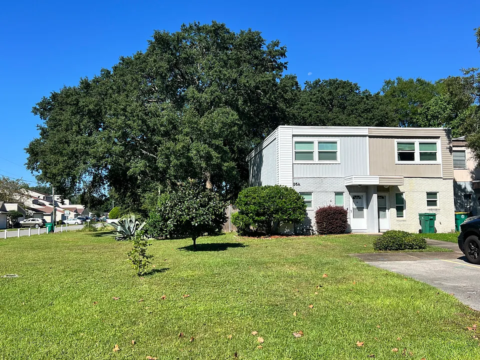 Front view of 35A 10th St, Shalimar, FL 32579