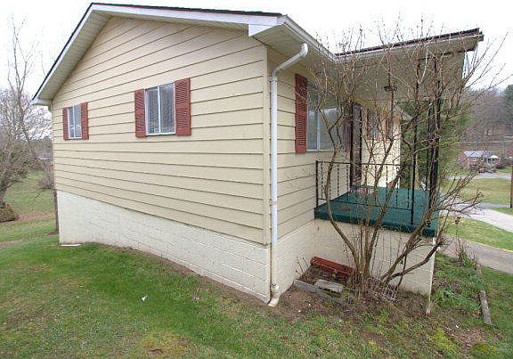 2nd image of 203 Wyoming Ave