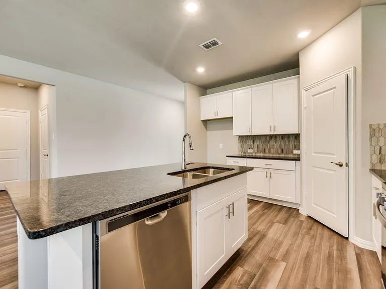 605 Cedar Springs Dr — Photo 15
