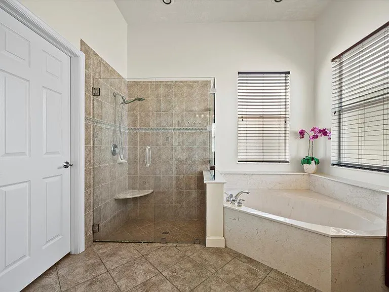 8203 Calterra Dr — Photo 12