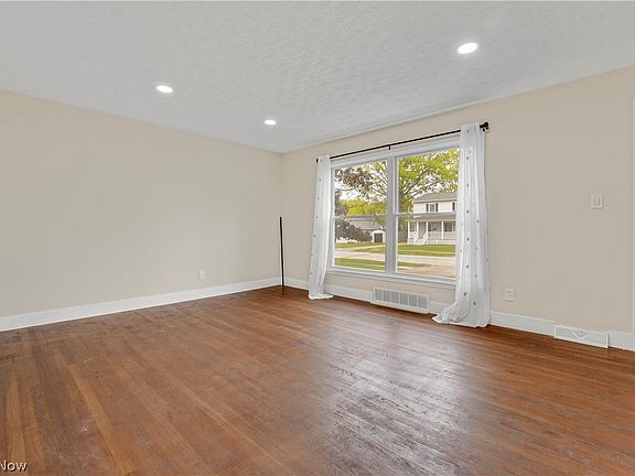 4th image of 29050 Edgewood Dr