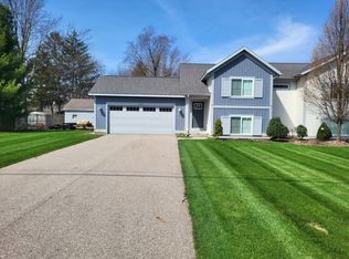 6573 Cherrywood Ave, Jenison, MI 49428