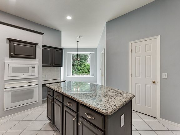 3rd image of 828 Abbots Ln