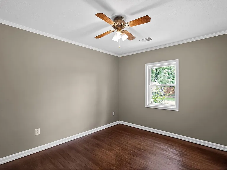 101 Farmington Rd W — Photo 11