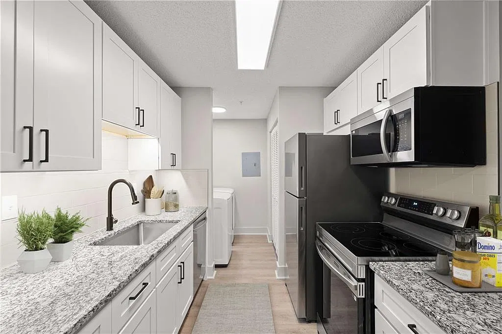 1 bed, 1.0 bath, 652 sqft, $1,287 — Photo 2