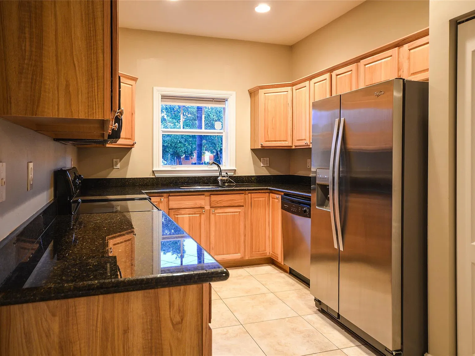 2 bed, 2.5 bath, 700 sqft, $3,200 — Photo 3
