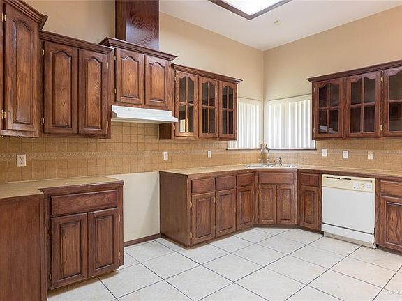 5th image of 1907 Woods Dr W
