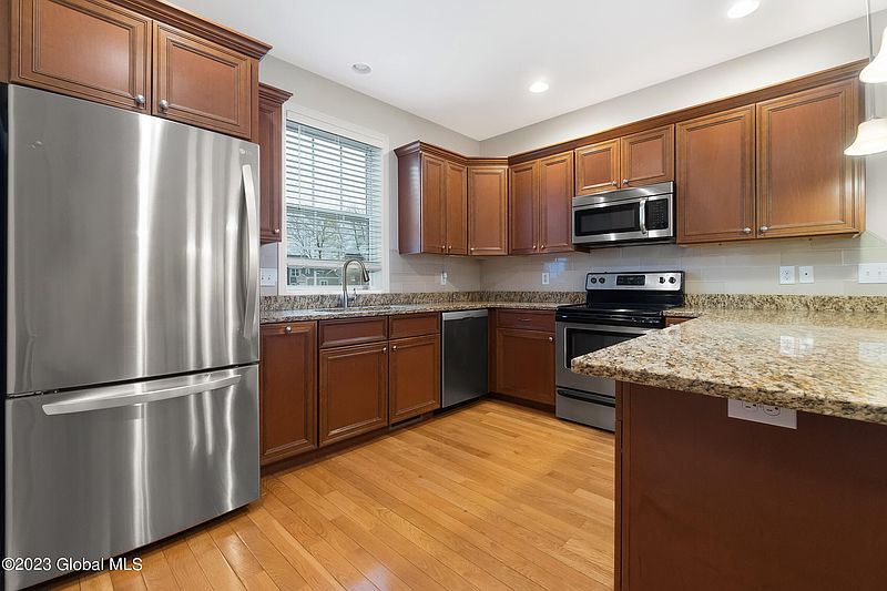 5th image of 28 Vista Court