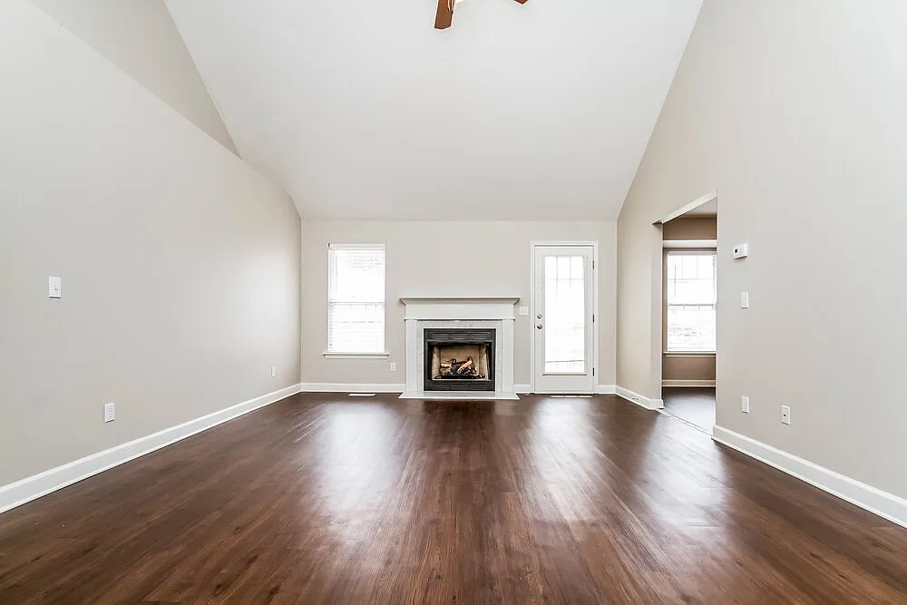 3 bed, 2.0 bath, 1834 sqft, $3,510 — Photo 2
