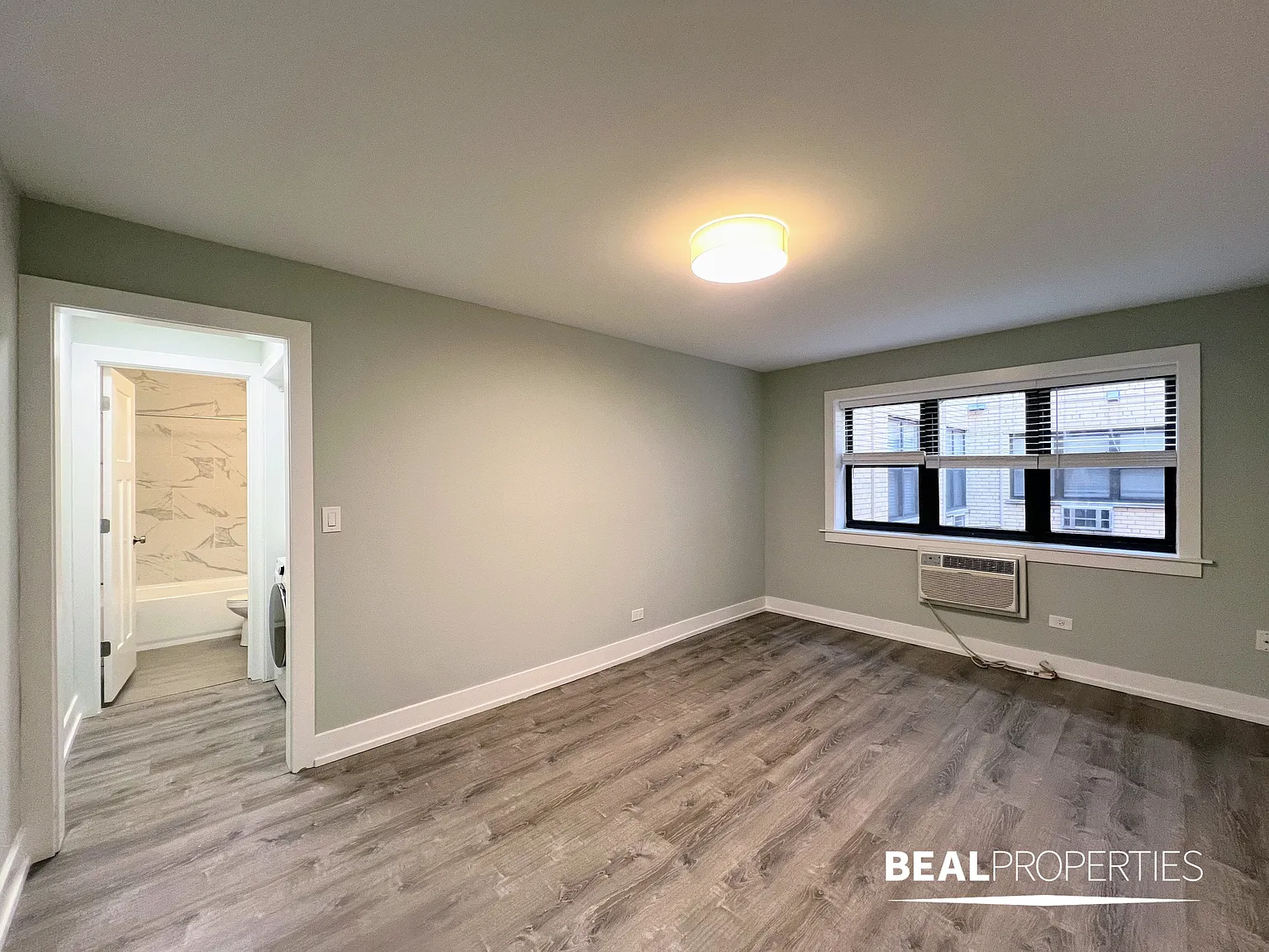 445 W Barry — Photo 3