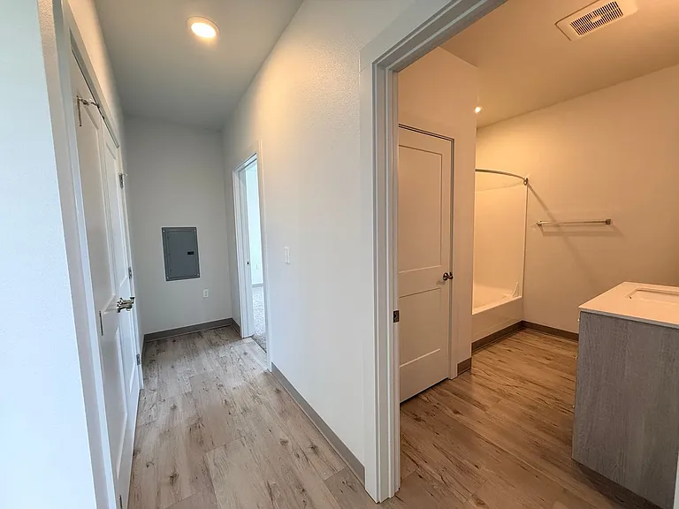Nathan Apartments — Photo 24