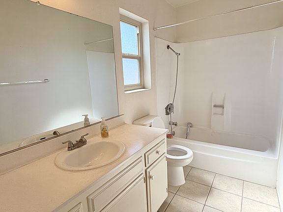 4th image of 85 Oaklawn Ave E