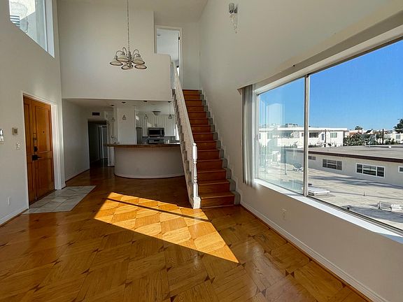 2nd image of 916 S Shenandoah St #5