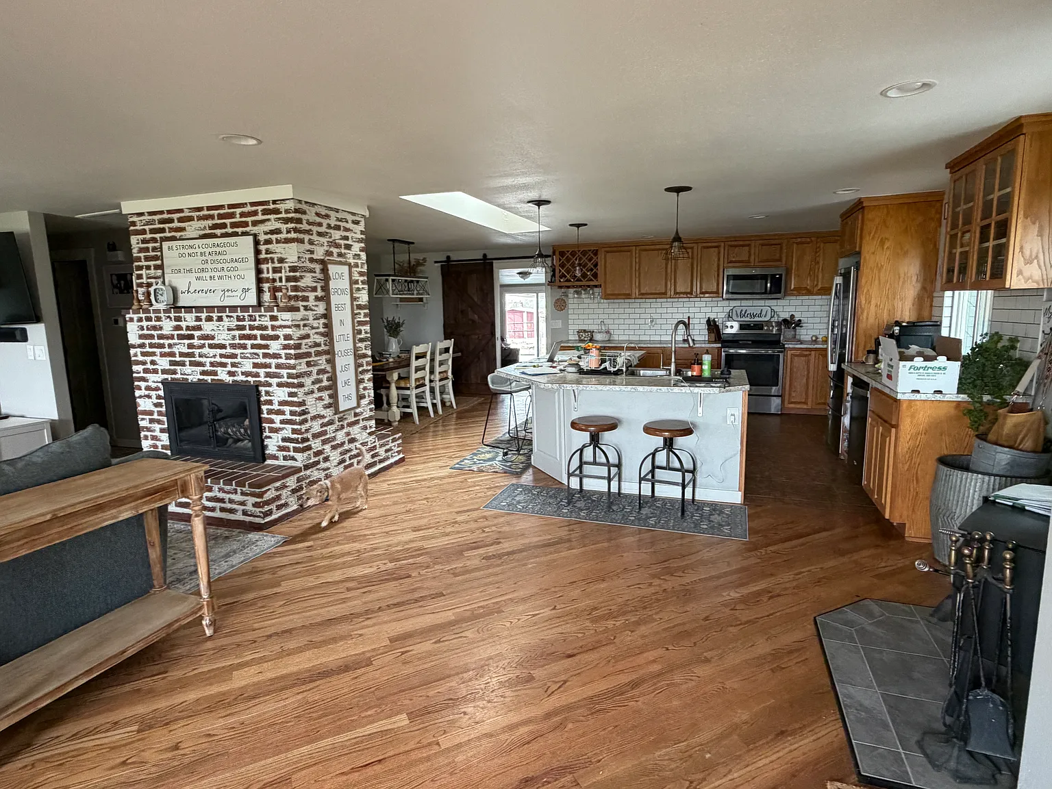 3 bed, 2200 sqft, $4,000 — Photo 2