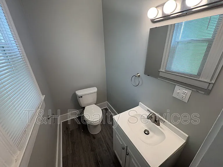 413 W Franklin St — Photo 20