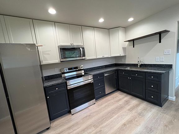 2nd image of 2028 W Woodlawn Ave #102