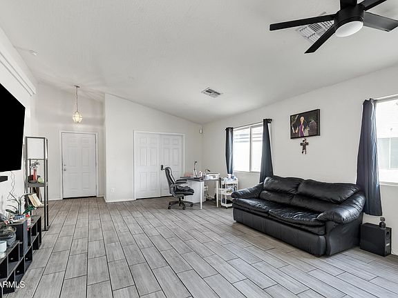 5th image of 3233 W HUNTINGTON Drive