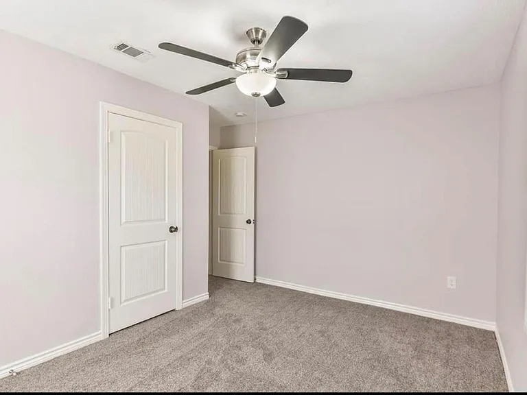 927 W 10th St — Photo 12