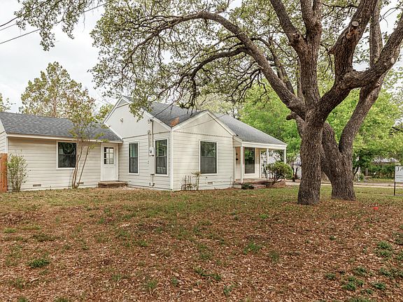 5th image of 806 Laurel Dr