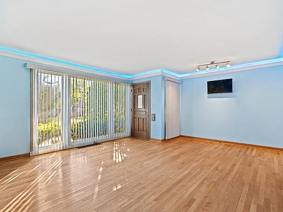 4th image of 2704 Scott St