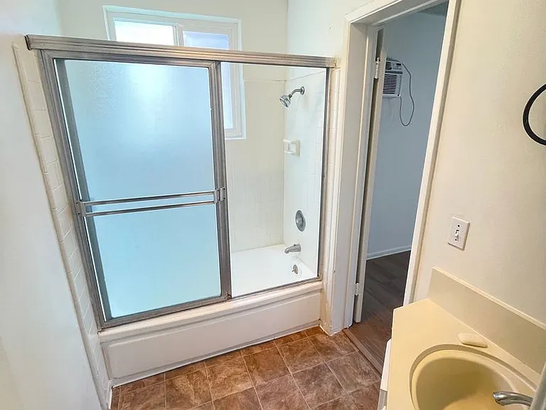 712 N Adams St — Photo 14