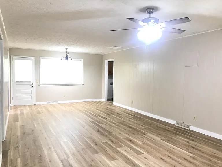 4455 S Glenn Ave — Photo 2