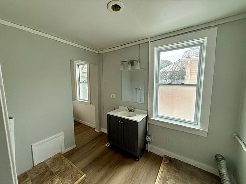 4th image of 1215 Broadway Ave