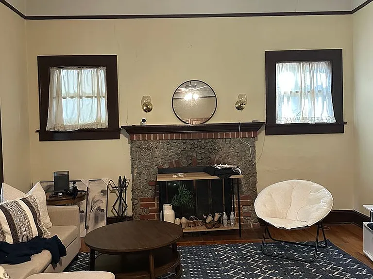 Beautiful downtown quad. 1 and 2 bed units available now. Pets allowed. — Photo 7