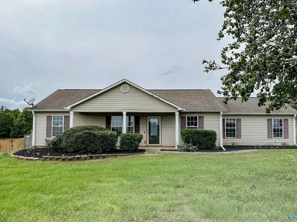 100 Meadow Green Dr, New Market, AL 35761