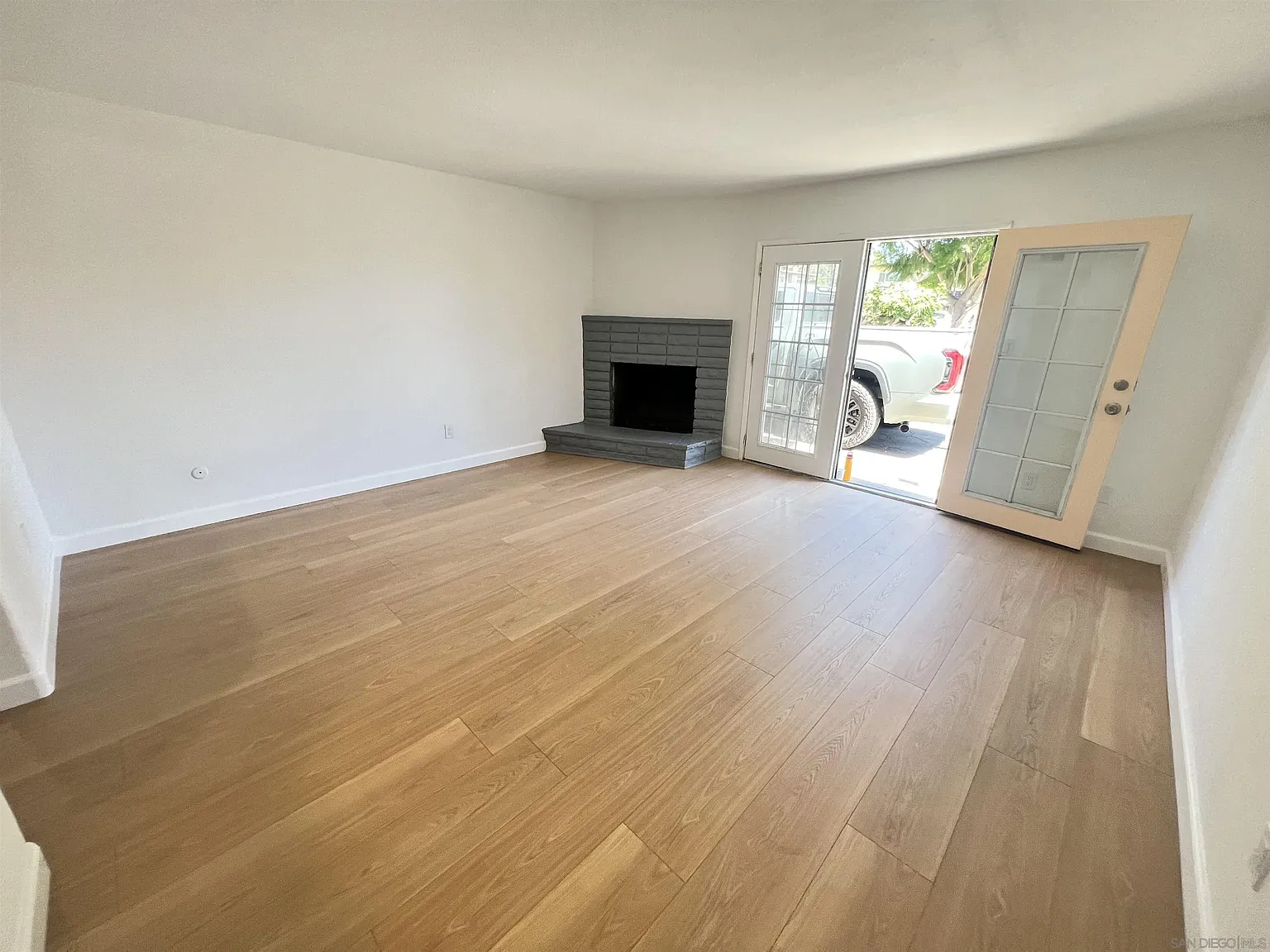 3 bed, 1.5 bath, 1136 sqft, $3,000 — Photo 2