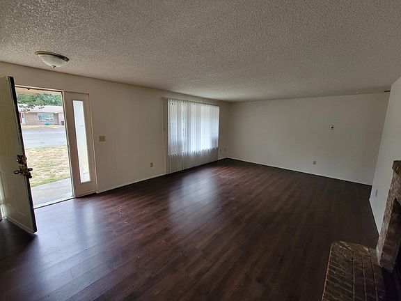 4th image of 19116 5th Ave E