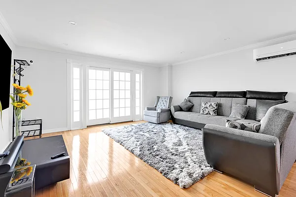 Sold by Remax Edge | media 12