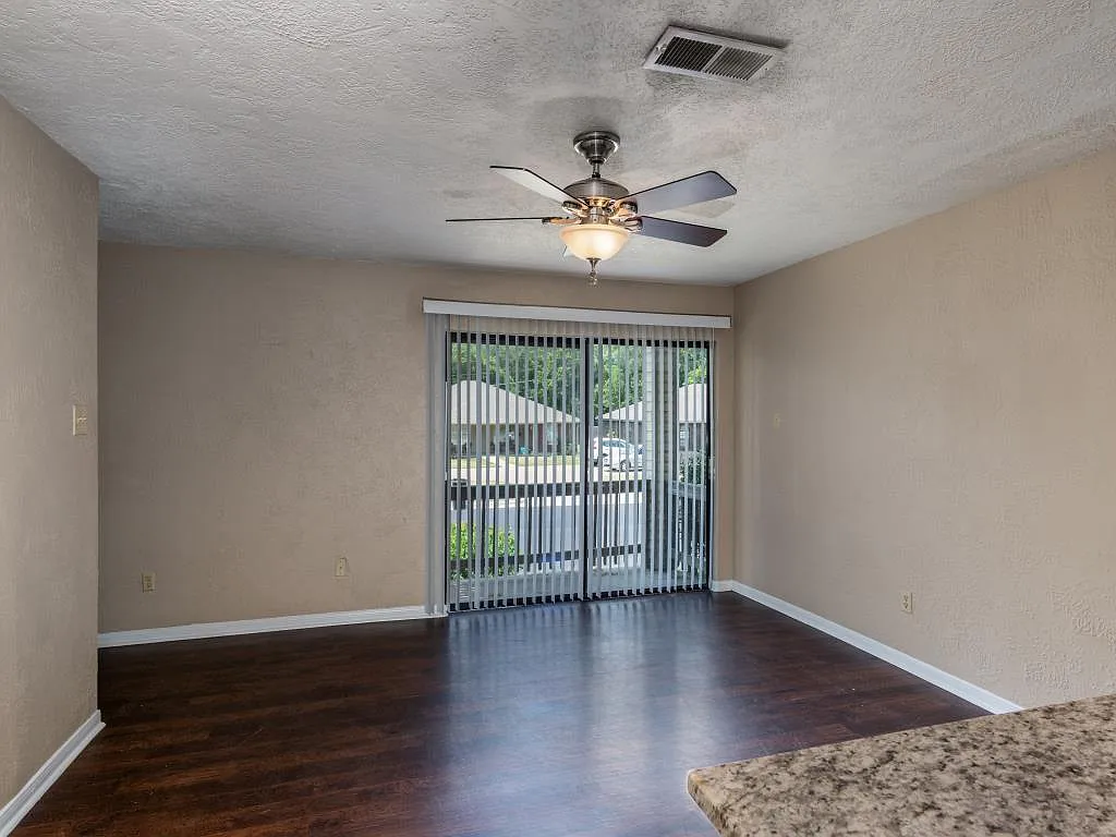 2 bed, 999 sqft, $1,095 — Photo 2