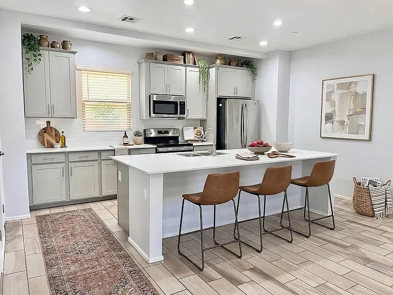 3434 N Longview Ave #11 — Photo 3