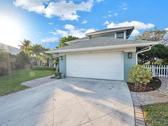 4th image of 1124 SW Oak Hollow Court