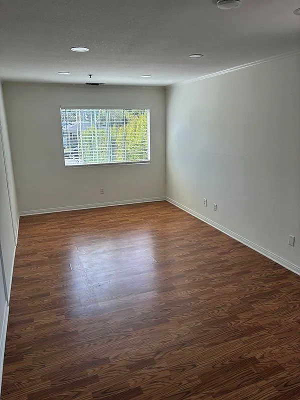 3 bed, 2.5 bath, 1595 sqft, $5,995 — Photo 3