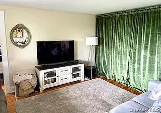 1 bed, 1.0 bath, 700 sqft, $2,400 — Photo 2