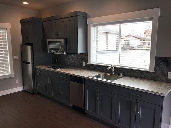 Kitchen with Refrigerator, Convection microwave oven, Two bu