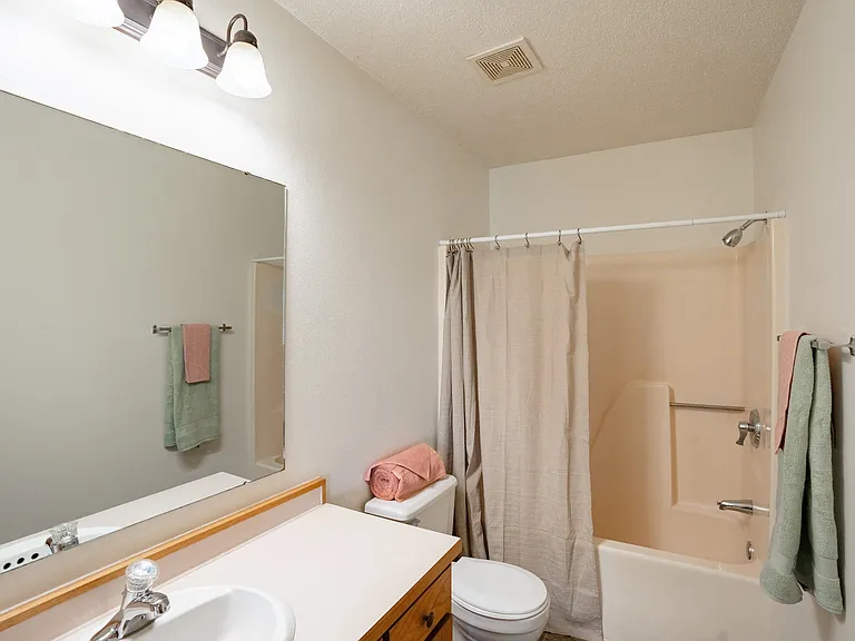 Fargo, ND Hunters Run 2 Apartments | Bathroom