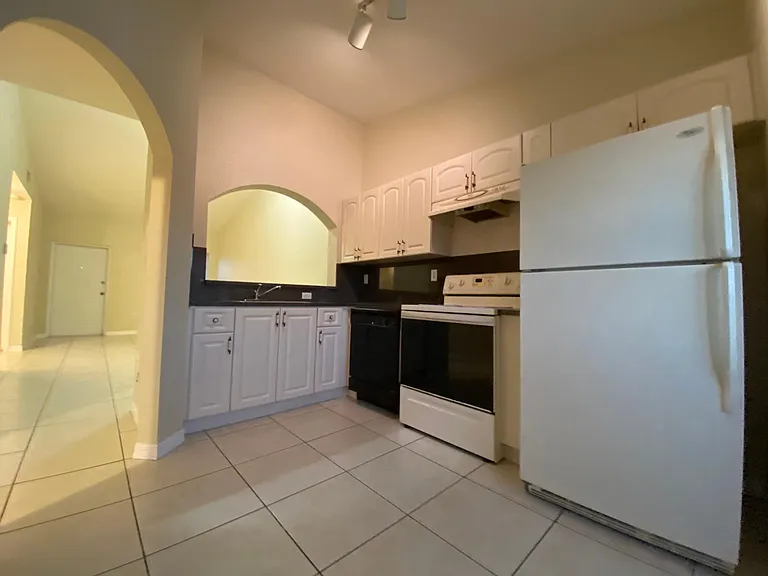 1260 SE 29th St #203 — Photo 12