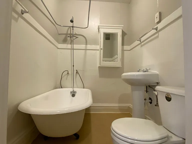 2345 NE Sandy Blvd #33 — Photo 11