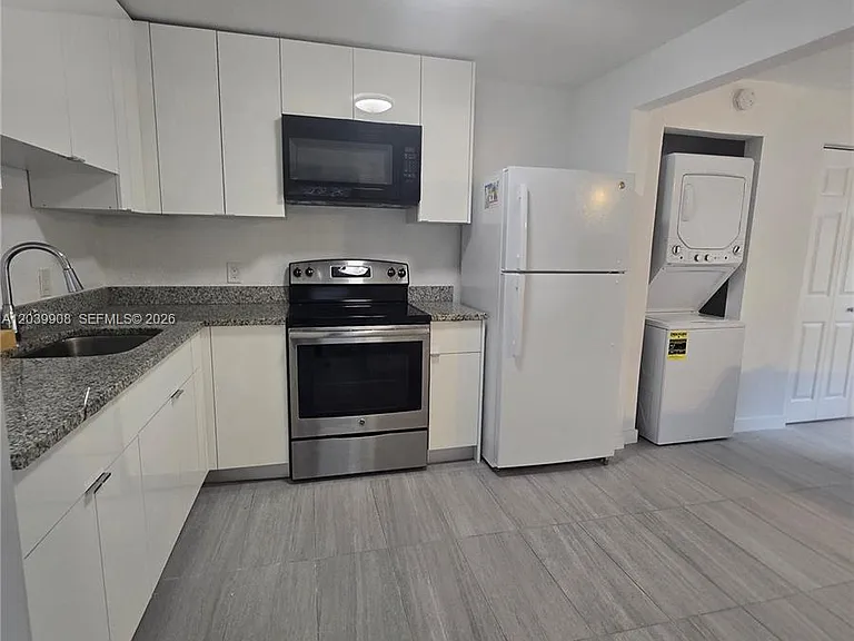 237 SW 13th St #5 — Photo 1