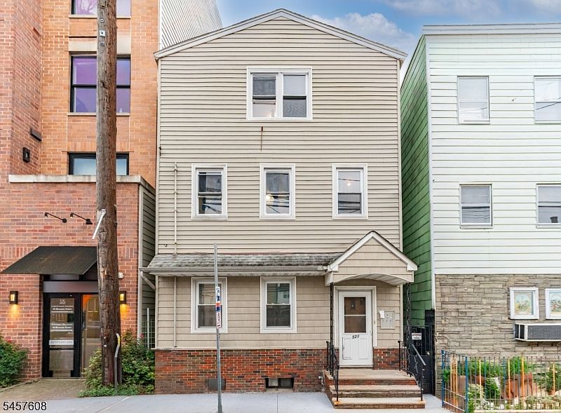 1st image of 321 Ferry St
