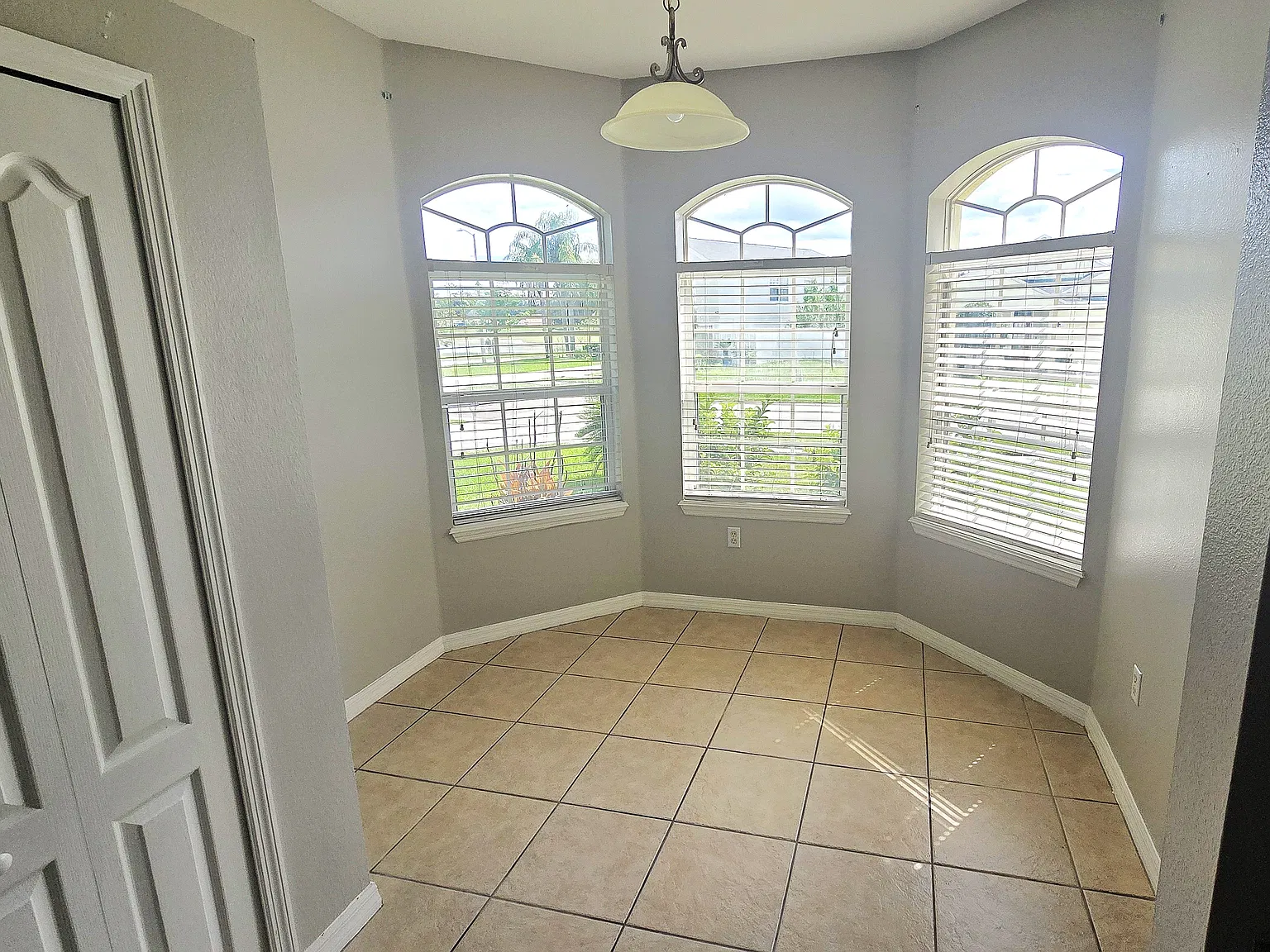 3 bed, 1299 sqft, $2,100 — Photo 4
