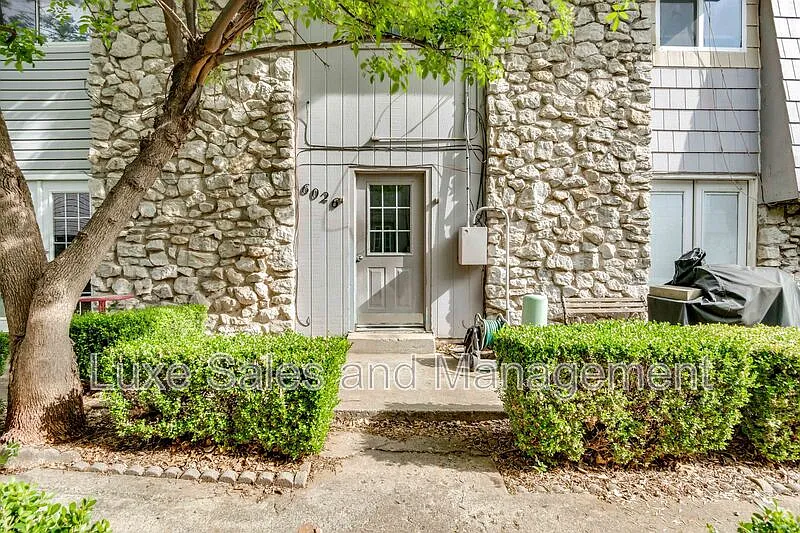 1 bed, 1.0 bath, 816 sqft, $795 — Photo 2