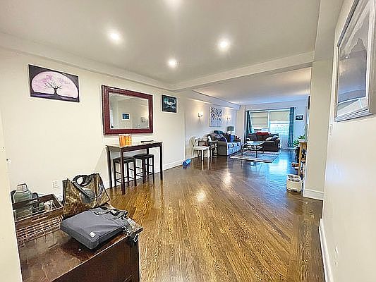 4th image of 110 E End Ave APT 8H